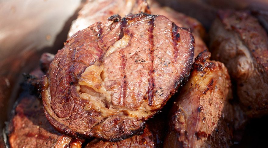 Özellikle mangal gibi pişirme yöntemlerinde etin yanması sonucu kanserojenler oluşabiliyor.  FOTO:SHUTTERSTOCK