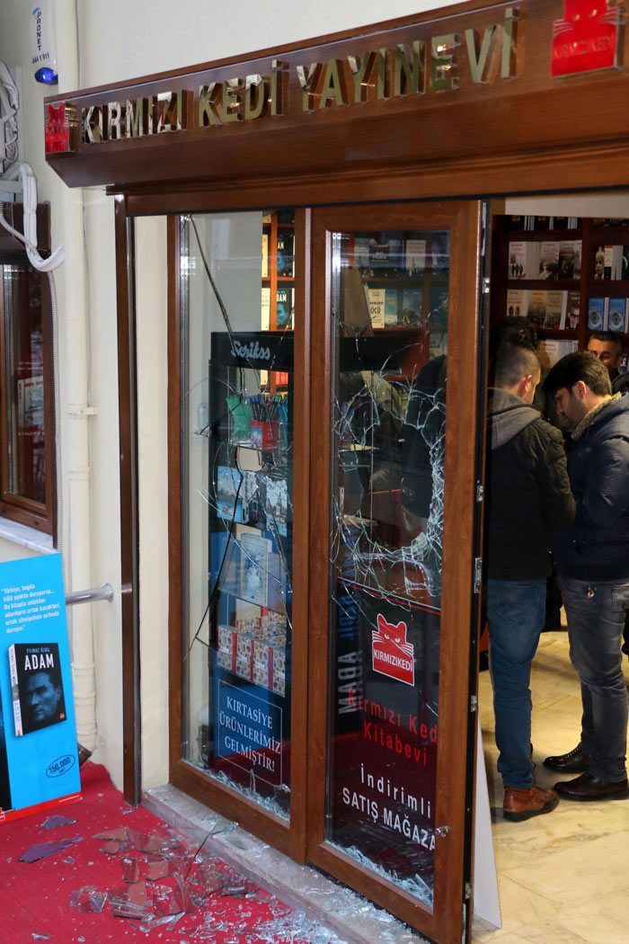 kirmizi-kedi-yayin-evi-saldiri