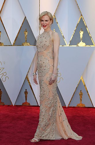 Nicole Kidman, Armani Prive imzalı işlemeli kıyafetiyle, bir kez daha güzelliğini ortaya koydu.
