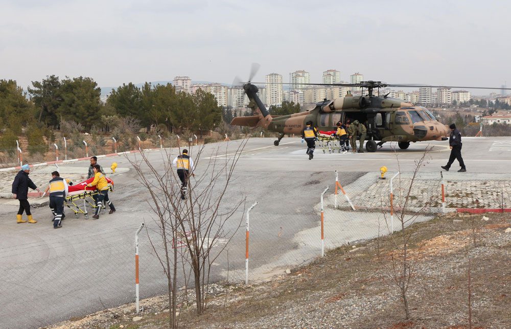 FOTO:DHA- Şehit olan askerlerin naaşları helikopterle Kilis'e getirildi.