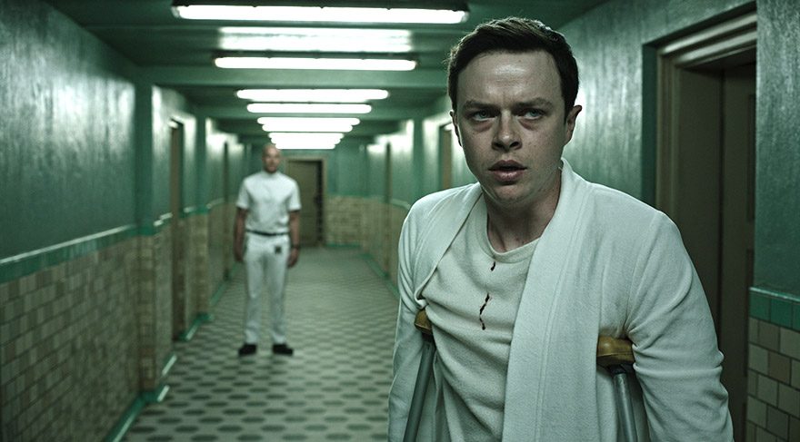 Sırları çözmeye çalışan genç adam kendini bir anda o merkezde tedavi amacıyla yatan hastalarla aynı hastalık teşhisine sahip bir halde bulur. 