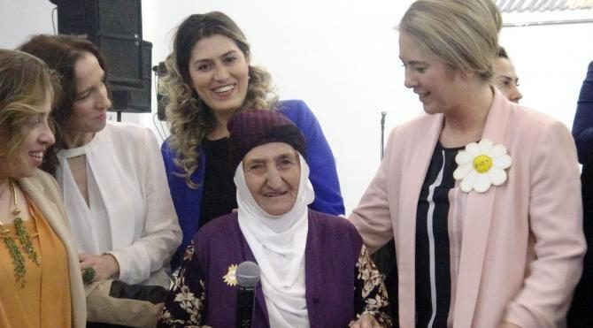 100 yaşındaki kadına sürpriz doğum günü kutlaması