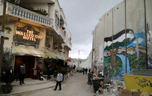 2017-03-03t190402z_1573988831_rc1c10c30580_rtrmadp_3_israel-palestinians-banksy