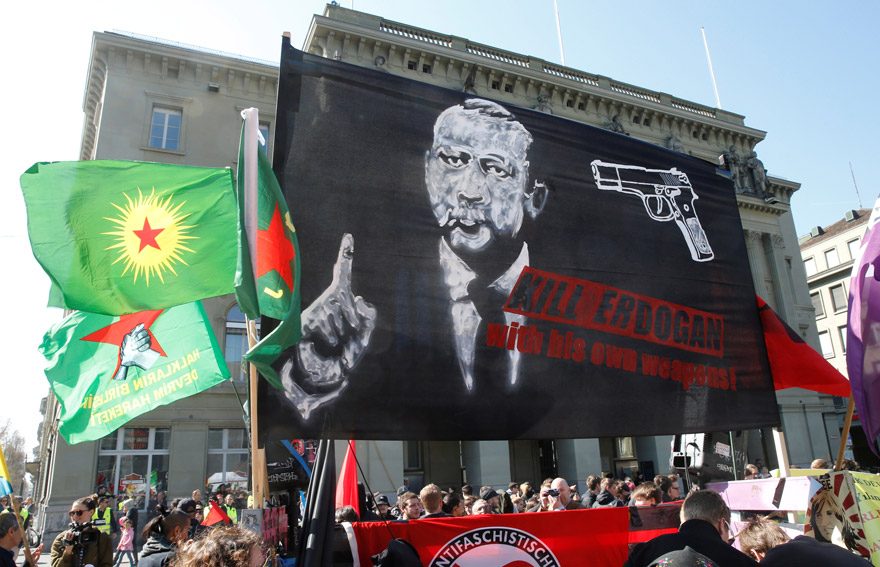 FOTO: REUTERS/ Bern'de düzenlenen mitingde PKK yandaşları, 