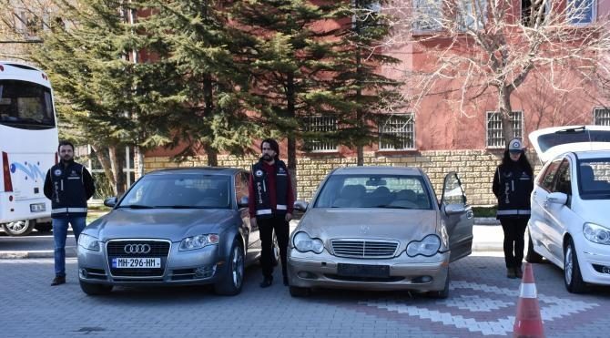 Gürcistan&#39;dan getirdikleri lüks otomobilleri satan şebekeye operasyon