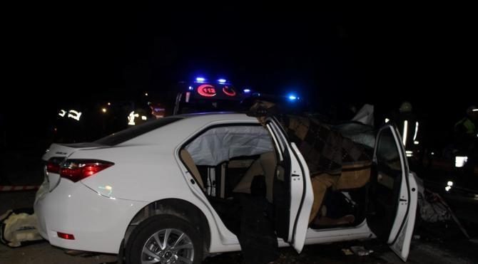 Otomobille hafif ticari araç çarpıştı: 2 ölü, 10 yaralı