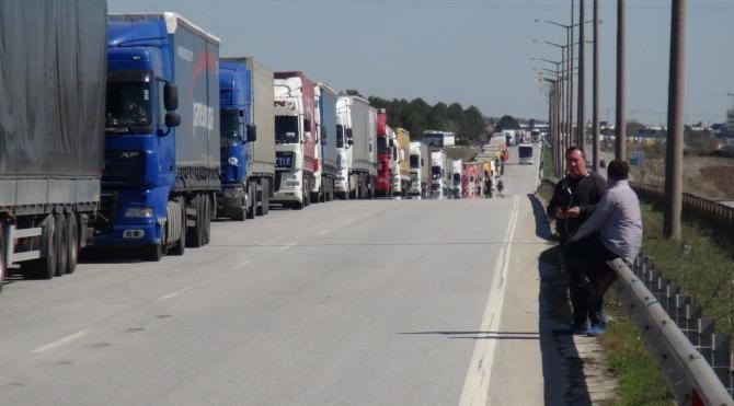 Bulgaristan işlemleri yavaşlattı, sınırda 7 kilometre TIR kuyrukları oluştu