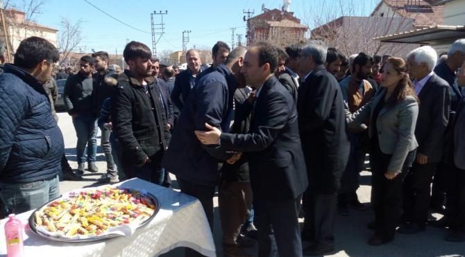 HDP&#39;li vekiller nevruzda vurulan üniversiteli Kemal Kurkut&#39;un mevlidine katıldı