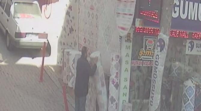 Aksaray&#39;daki halı hırsızğığı güvenlik kamerasında