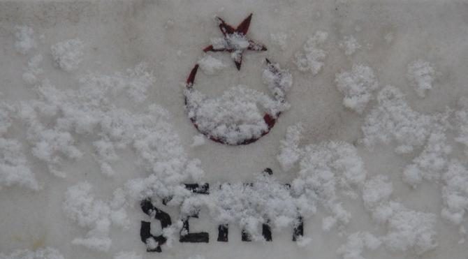 Kars&#39;ta şehitler kar yağışı altında anıldı