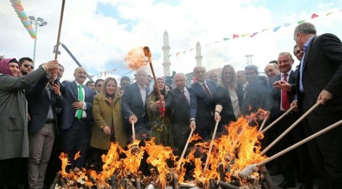 Mardin&#39;de Vali halkla halay çekip, nevruz ateşini yaktı