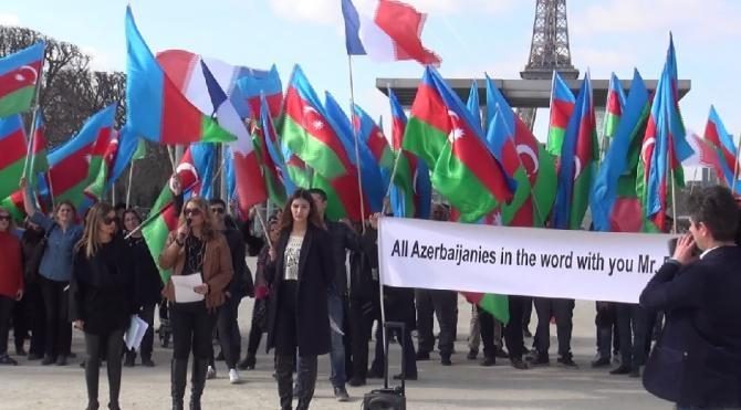 Fransa&#39;da yaşayan Azerbaycanlılar Ermenistan&#39;ı protesto etti
