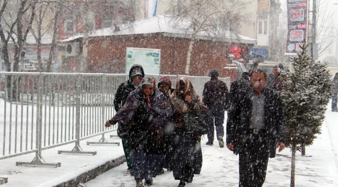 Başbakanı karşılamaya hazırlanan Ardahan’a kar