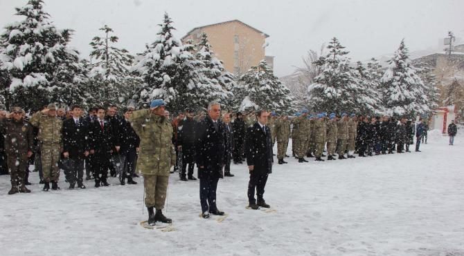 Hakkari&#39;de kar altında Çanakkale Şehitlerini anma töreni