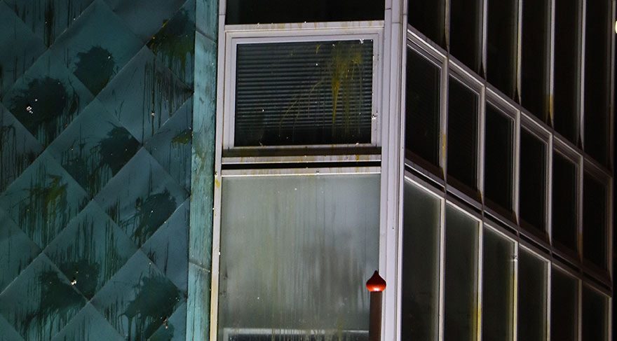 Protestocular, büyükelçilik binasına yumurta fırlattı.