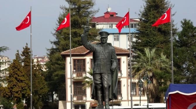 Rize’de Atatürk Anıtı&#39;nın konulduğu yeni alanda ilk tören