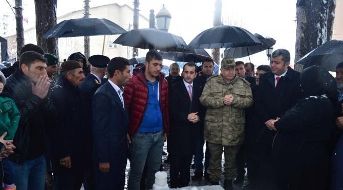 Bitlis&#39;te kar altında Çanakkale Şehitlerini anma töreni