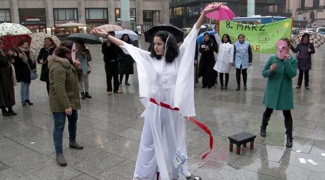 Türk kadınları Köln&#39;de, yağmur altında dansla eşitlik mesajı verdi