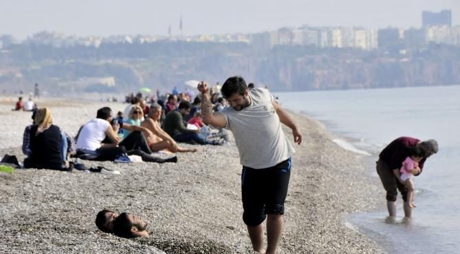 Nusret&#39;in fenomen tuz serpme hareketi plaja taşındı