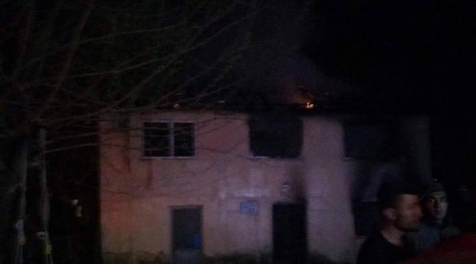 Akyazı&#39;daki yangında 6 kişilik aile yanarak yaralandı