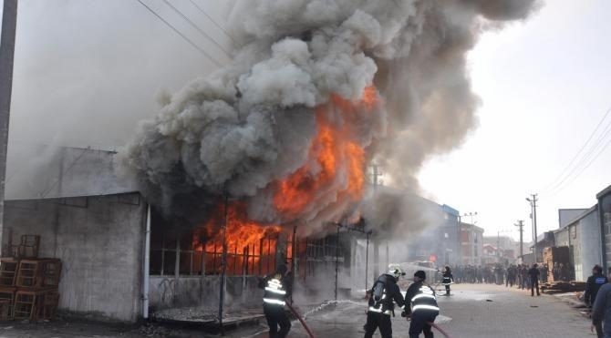 İnegöl’de koltuk fabrikası yangından küle döndü