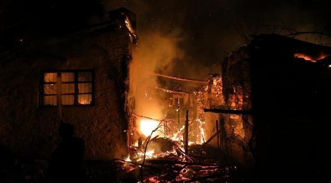 Akseki’de 3 asırlık düğmeli ev yangında kül oldu