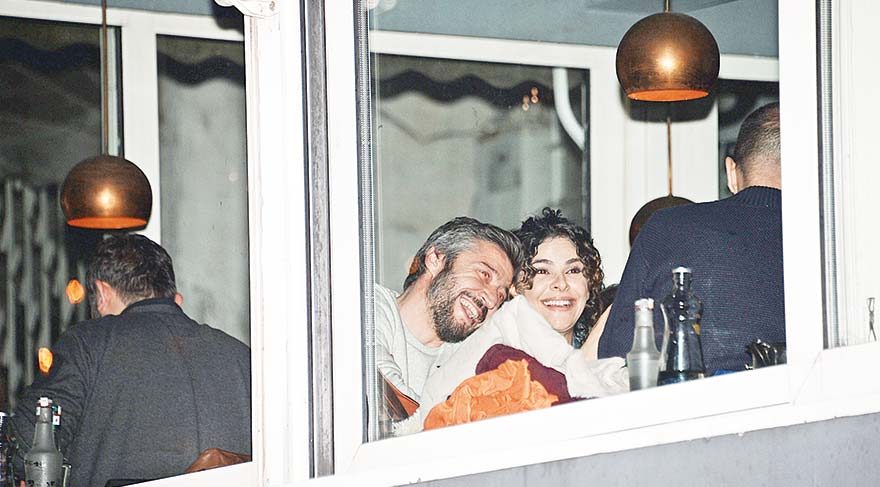 Bir süre önce aynı eve taşınan Gamze Topuz ve Tümer Metin gece boyunca romantik anlar yaşadı. 