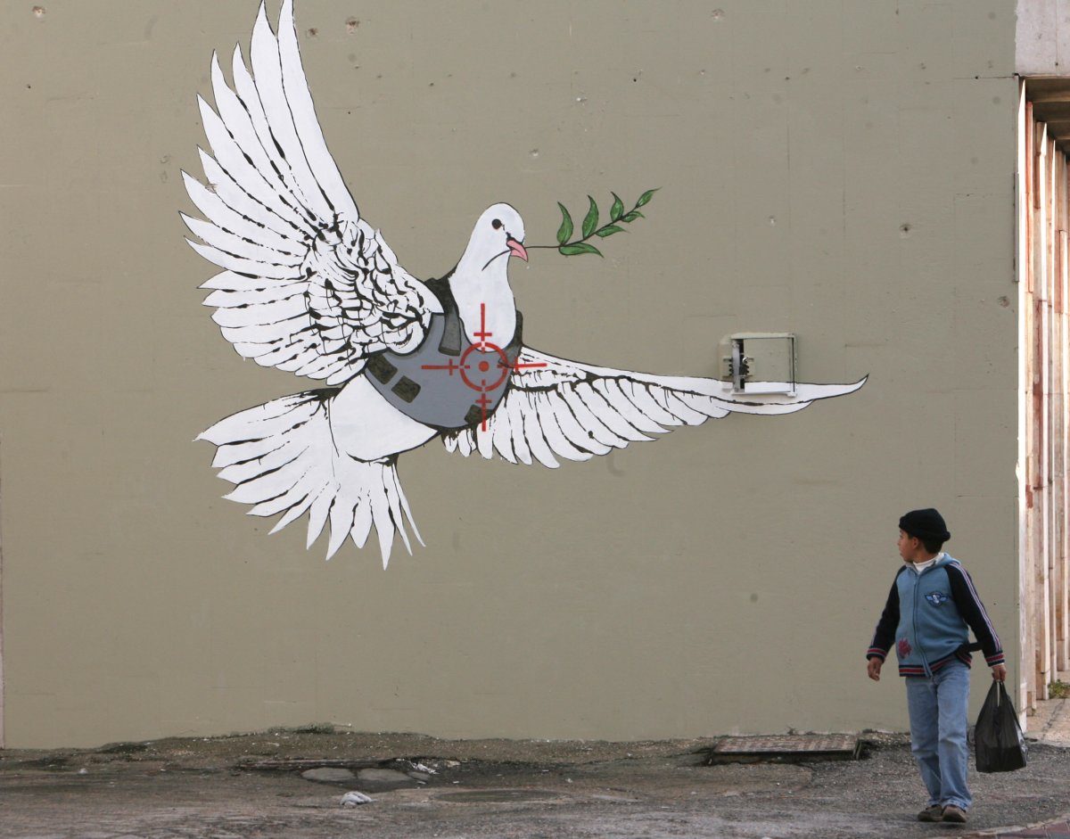 Banksy 2007 yılında Batı Şeriya'da bir duvara güvercin çizmişti.