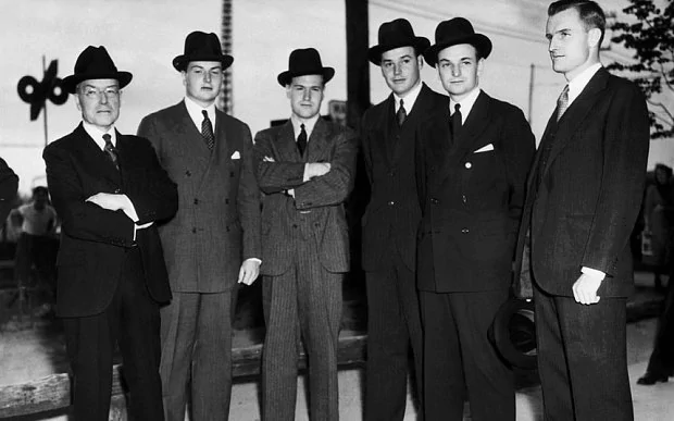 John D Rockefeller (solda) ve oğulları, David, Nelson, Winthrop, Laurance ve John D. III