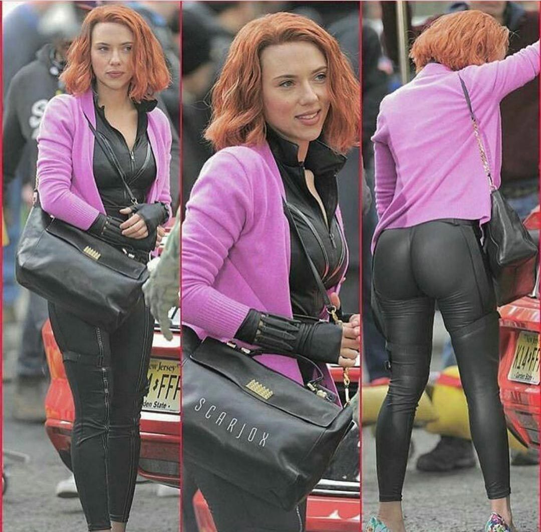 SCARLETT JOHANSSON: Muhtemelen X Men filminde set arası olunca, üstünü değiştirmeye üşendi ve topuklu ayakkabılarını, çantasını alıp sokağa çıktı Scarlett. Keşke üşenmeseymiş!Zira tayt tulum Johansson'ı ofsayta düşürmüş!