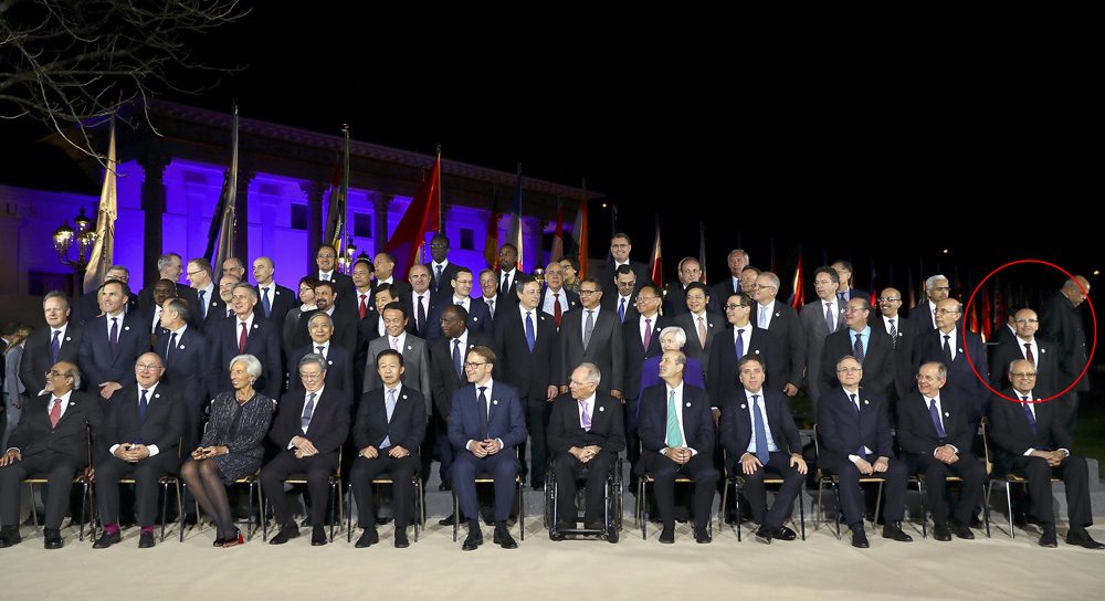 Ekonomiden Sorumlu Başbakan Yardımcısı Mehmet Şimşek'e aile fotoğrafı çekiminde en sağ tarafta yer verildi. Fotoğraf: Reuters