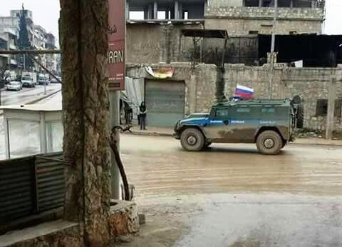 Rus bayraklı zırhlı araçlar Afrin'de. 