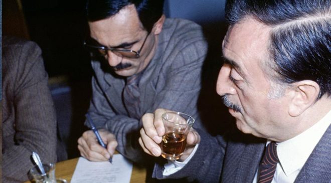 Eski Enerji Bakanı Cahit Aral, 2 Aralık 1986 günü gazetecilerin karşısında böyle çay içti. Aral 2011 yılında 84 yaşında kalp yetmezliğinden dolayı hayata gözlerini yumdu. 