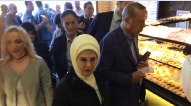 Cumhurbaşkanı Erdoğan oy kullandıktan sonra ev yapımı çikolata aldı