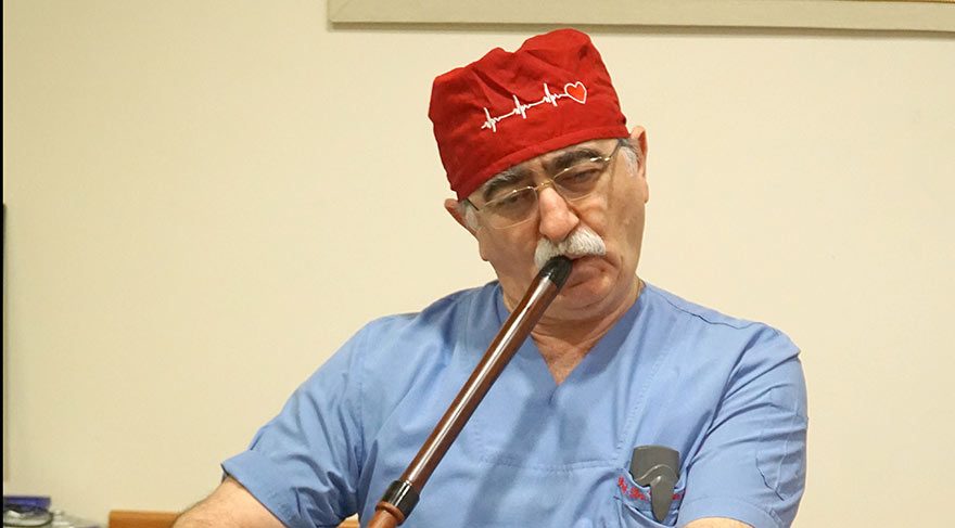 Prof. Sönmez, 55 yaşında önce kaval sonra ney çalmayı öğrendi. 