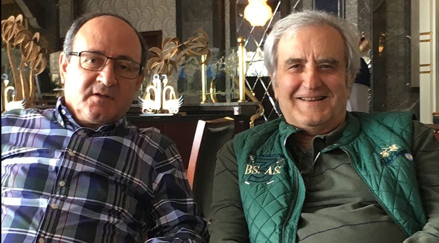 YEREL GAZETELERİ VAR Tibuk’un yönettiği holdingin Kıbrıs’ta yayınladığı günlük gazete var. Adı “Diyalog” olan gazetenin tirajı 4 bin civarında... Fotoğrafta Tibuk, gazetenin Genel Yayın Müdürü Reşat Akar ile görülüyor. 