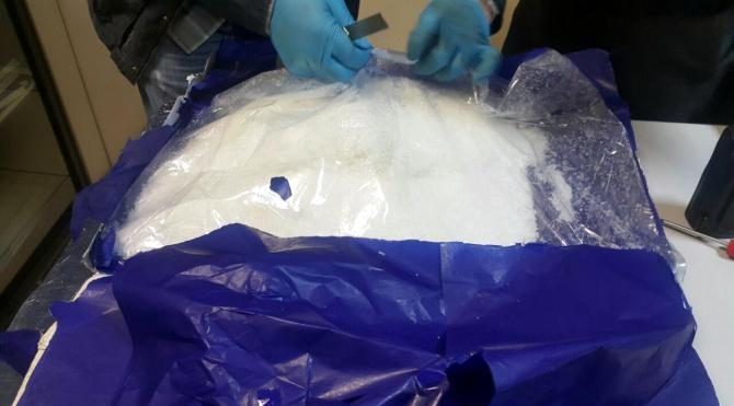 Havalimanında İranlı yolcunun valizinden 6 kilo metamfetamin çıktı