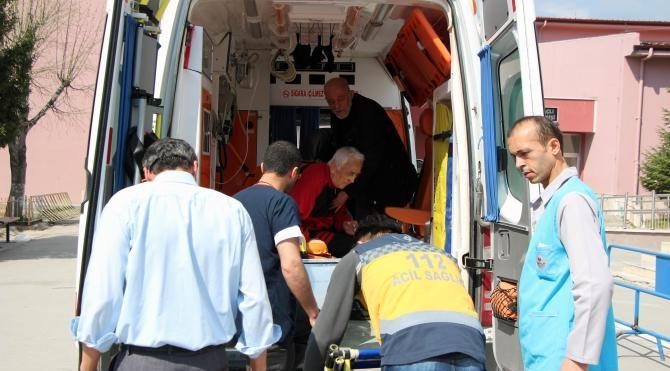 Hasta ve engelli seçmenler ambulansla sandıklara taşındı