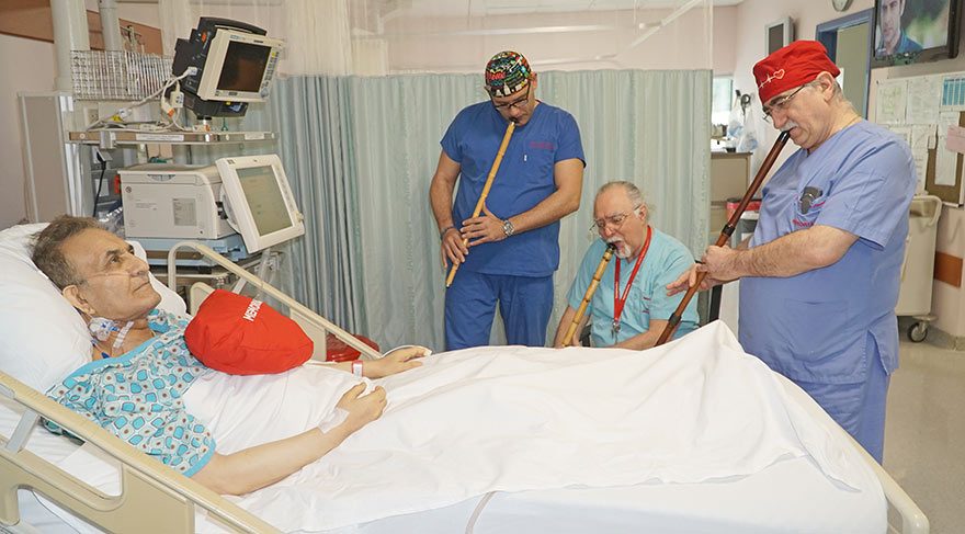 ‘KALBİNE NEY ÜFLEDİĞİMİZ HASTALAR DAHA ÇABUK İYİLEŞİYOR’ Prof. Dr. Bingür Sönmez, kalp cerrahisinde yoğun bakım sorumlusu Dr. Erol Can ve Doç. Oğuz Yılmaz hastalara müzikli terapi uyguluyor. Sönmez, “Kalbine ney üflediğimiz hastalar daha çabuk iyileşiyor” diyor. Can, 30 farklı enstrüman çalabiliyor. Yılmaz ise müziğin hem hastalar hem de kendileri için terapi olduğunu anlatıyor.