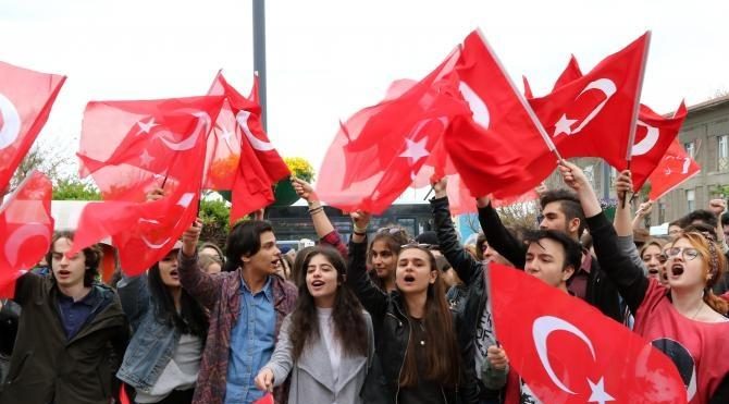Liselilerden İzmir Marşı ile &#39;hayır&#39; çağrısı
