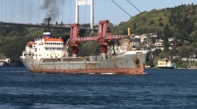 Rus askeri kargo gemisi İstanbul Boğazı&#39;ndan geçti
