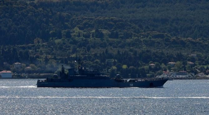 Çanakkale Boğazı&#39;ndan Rus savaş gemisi geçti