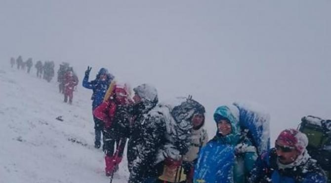 Kar ve fırtınaya karşı 23 dağcı Süphan Dağı&#39;na  zirve yaptı