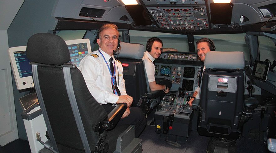 Ekonomik kriz nedeniyle bu yıl çalışanlarına zam yapmayan, uçaklarını park ettiren Türk Hava Yolları (THY), pilot fazlalığı olduğunu söylemesine karşın yeni pilot eğitimlerini de sürdürüyor. THY, milyonlarca dolar harcayarak kurduğu uçuş eğitim merkezinde pilotlarına eğitim veriyor. (Foto: İHA)