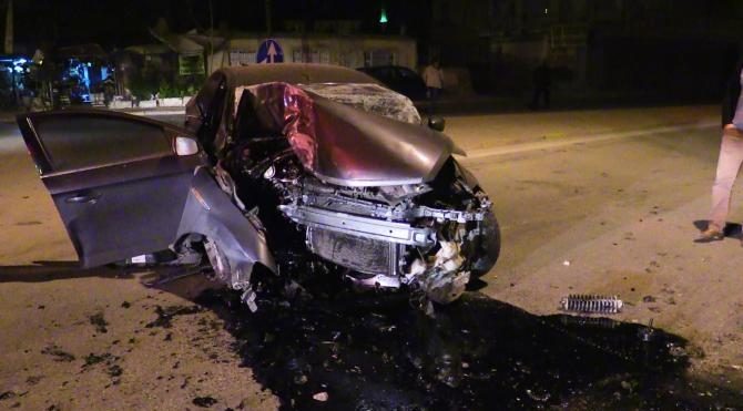 Otomobil elektrik direğine çarptı: 1 ölü, 1 yaralı