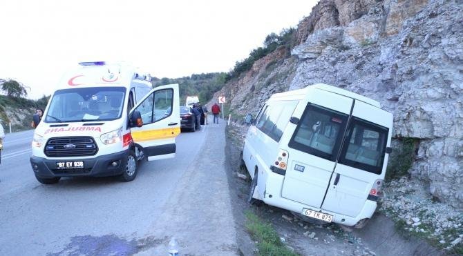 Zonguldak&#39;ta işçi servisi kaza yaptı: 8 yaralı