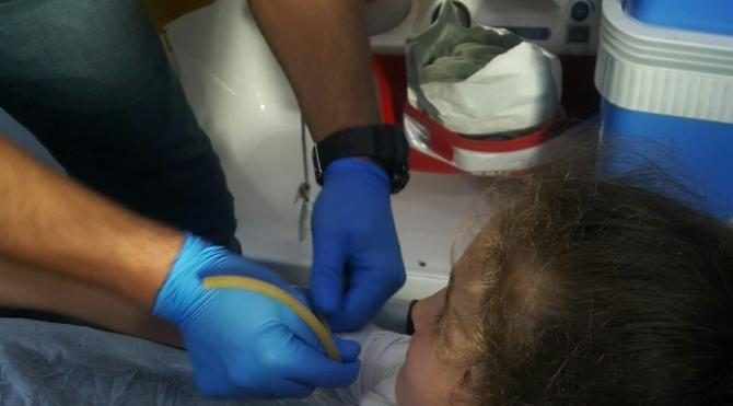 Koluna demir saplanan Suriyeli kızı itfaiye kurtardı