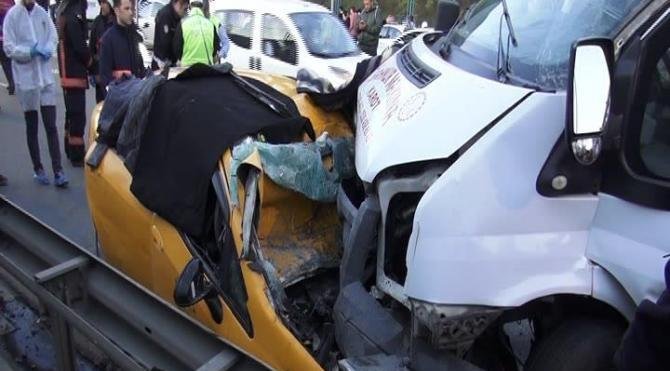 Maltepe&#39;de feci kaza: 2 ölü 3 yaralı