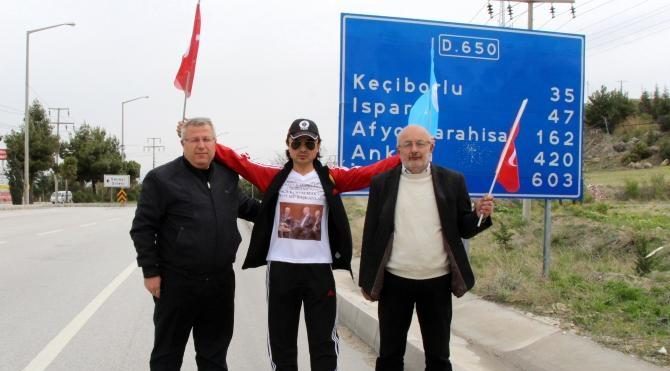 Doğu Türkistan&#39;daki şiddeti protesto için yürüyor