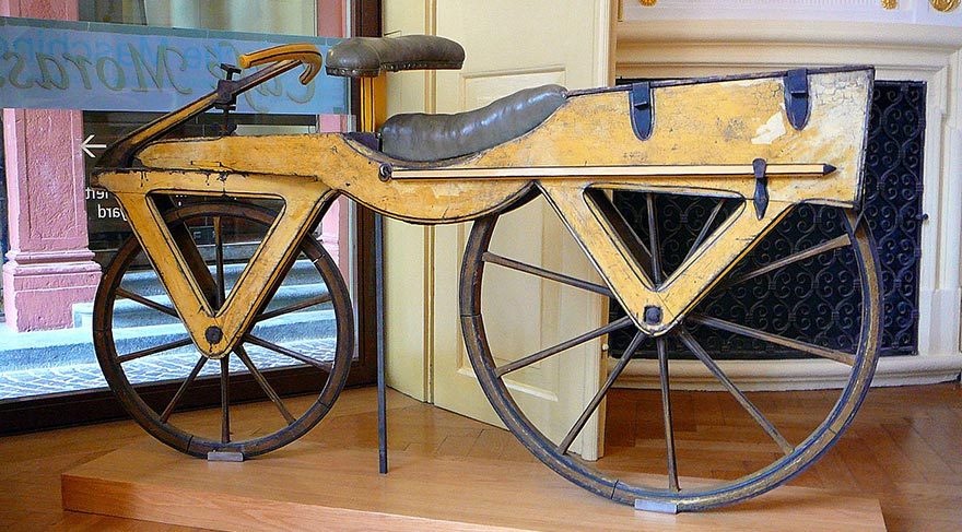 Draisine ismi verilen bisikletlerden biri Almanya'da bir müzede sergileniyor.